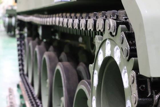 차체에 엔진과 궤도 조립 등 동력장치를 설치하면 별도 장비 도움없이 다음 공정으로 이동할 수 있다. [사진 박용한]