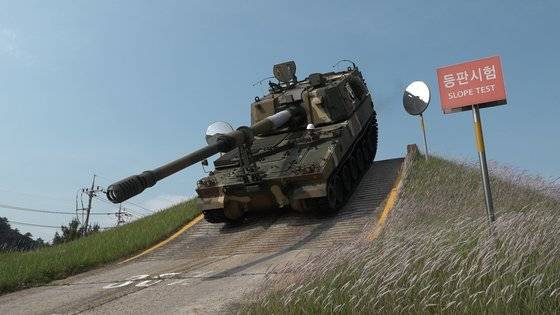 유압식 브레이크와 주차 제동장치 덕분에 가파른 언덕(등판각 60%)에서도 시동을 끈 채로 주차할 수 있다. [영상캡처=공성룡 기자]