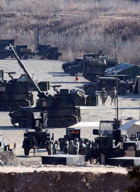 주한미군이 경기도 포천시 영평천 인근에서 팔라딘 자주포를 이용한 훈련을 하고 있다. [중앙포토]