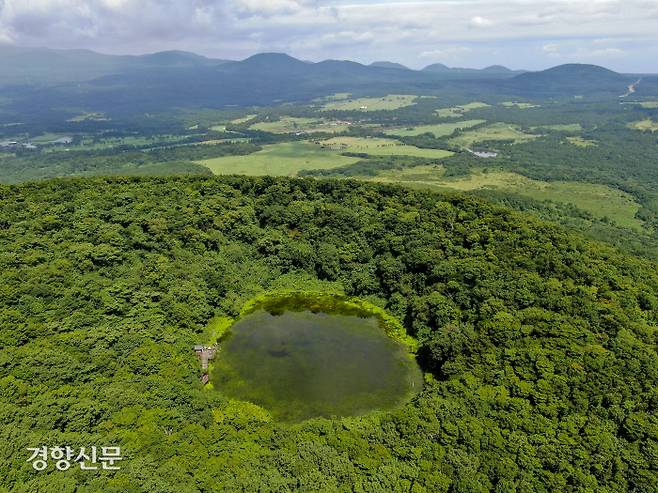 제주도가 태풍 다나스가 뿌린 비로 물이 가득찬 물영아리 분화구를 드론으로 찍었다. ㅣ제주도 제공