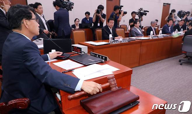 윤상현 국회 외교통일위윈장이 22일 서울 여의도 국회에서 열린 전체회의에서 의사봉을 두드리고 있다. 이날 외통위는 일본의 대(對)한국 수출규제 조치 등 경제보복 정책의 철회를 촉구하는 결의안을 의결했다. 2019.7.22/뉴스1 © News1 김명섭 기자
