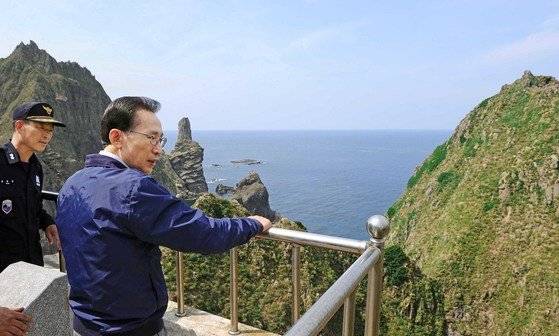 2012년 8월 10일 이명박 대통령이 독도를 방문했다. 독도를 방문한 이 대통령이 주둔 경비대원들을 격려하고 주변을 둘러보는 모습. [사진 공동취재단]
