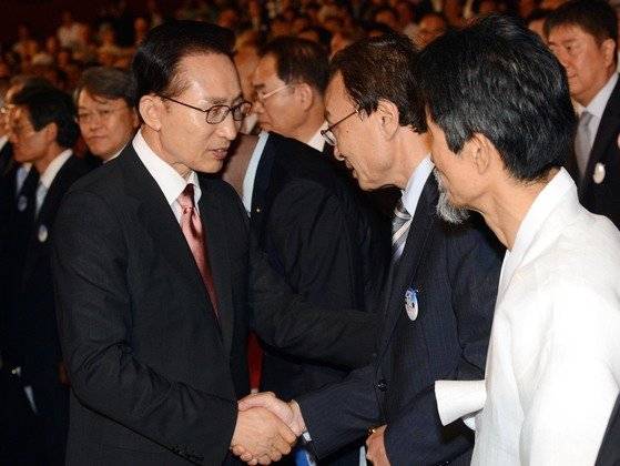 2012년 8월 15일 서울 세종문화회관에서 열린 제67주년 광복절 경축식이 끝난 후 만난 이명박 대통령과 이해찬 민주통합당 대표. [사진 청와대사진기자단]