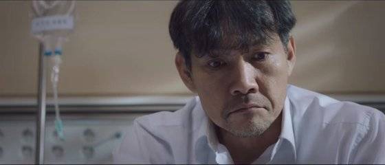 병원에서 링겔 맞으며 국정감사 준비를 하는 이성민 의원. [사진 넷플릭스 캡처/JTBC]