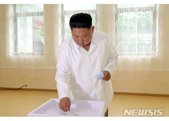 【서울=뉴시스】김정은 북한 국무위원장이 21일 실시된 지방 인민회의 대의원 선거에서 자신이 유권자로 등록한 함경남도 선거구에서 투표하고 있다. (출처=노동신문 사진 캡처) 2019.07.22.