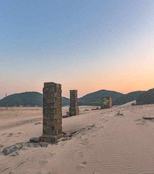 민어 파시가 사라지면서 마을도 함께 사라지고, 폐허만 남았다