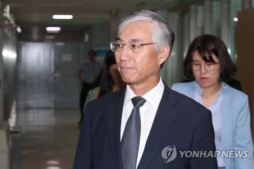 외교부, 중국 정찰기 KADIZ 무단 진입 관련 중국 대사 초치 (서울=연합뉴스) 김승두 기자 = 추궈훙 주한 중국대사가 중국 정찰기가 한국방공식별구역(KADIZ) 무단 진입과 관련해 23일 오후 서울 종로구 외교부로 초치되고 있다. 2019.7.23 kimsdoo@yna.co.kr