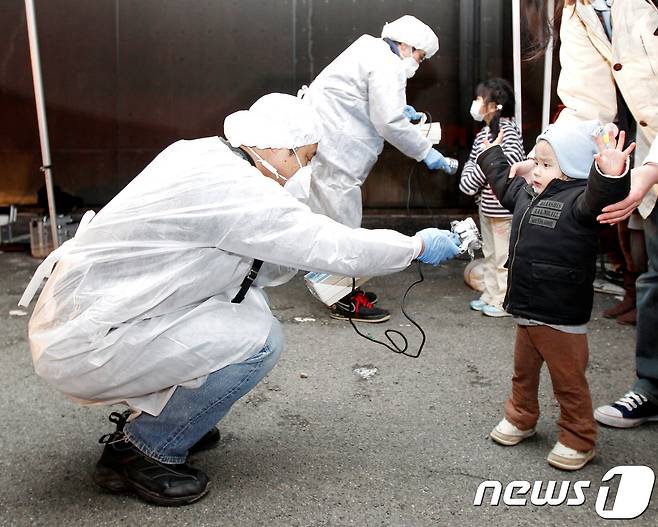 후쿠시마 제2원전 인근 거주 아동을 대상으로 방사능 검사를 하는 모습(자료사진) © 로이터=뉴스1