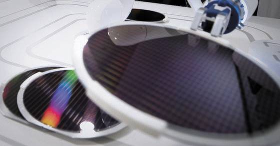 양자보안을 이용한 반도체 생산시연 과정. [중앙포토]