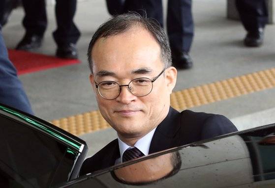 문무일 검찰총장이 24일 서울 서초구 대검찰청에서 퇴임식을 마친 뒤 홀가분한 얼굴로 차량에 탑승하고 있다. [연합뉴스]