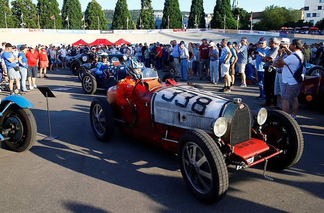 1936년식 부가티 51타입(맨앞)을 비롯한 다양한 빈티지 차량이 레이싱 경기 시작을 앞두고 대기하고 있다. [로이터=연합뉴스]