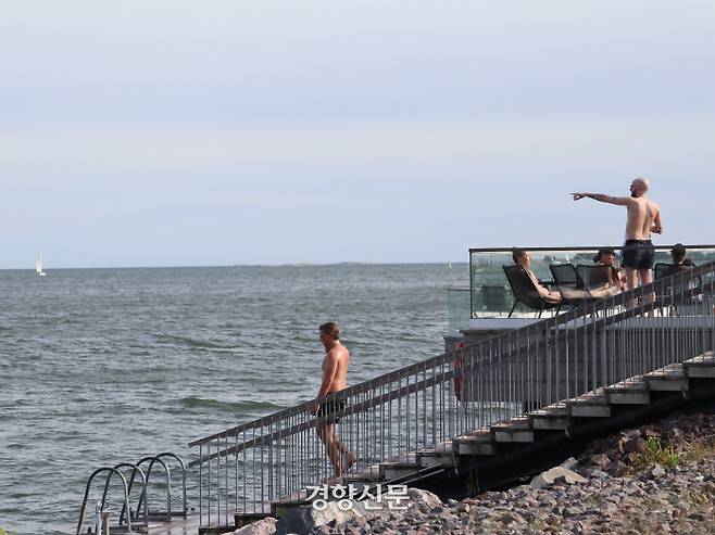 사우나에서 몸을 뜨겁게 달군 후에는 연결된 계단과 사다리를 이용해 발트해에서 해수욕을 즐길 수 있다.
