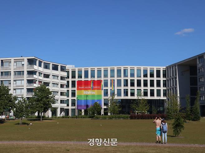 헬싱키 도심의 한 건물에 “개인의 차이를 존중한다”는 문장과 함께 성소수자(LGBT) 행사인 프라이드 퍼레이드(Pride Parade)를 응원하는 깃발과 플래카드가 붙어 있다.