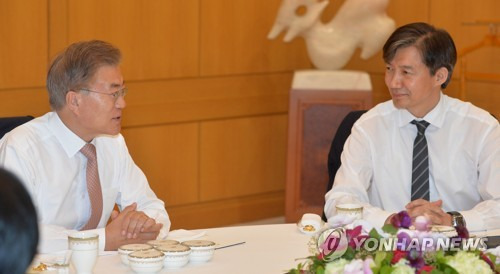 문 대통령과 조국 민정수석 대화 (서울=연합뉴스) 백승렬 기자 = 문재인 대통령이 11일 청와대에서 열린 신임수석과 오찬에서 조국 민정수석과 대화하고 있다. 2017.5.11 srbaek@yna.co.kr