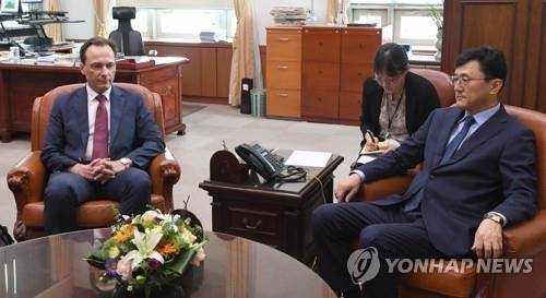 외교부, 러시아 대사대리 초치… 영공 침범 항의 (서울=연합뉴스) 김승두 기자 = 윤순구 외교부 차관보가 지난 23일 오후 서울 종로구 외교부에서 막심 볼코프 주한 러시아 대사대리를 초치해 러시아 군용기의 독도 영공 침범에 대해 항의하고 있다.  kimsdoo@yna.co.kr