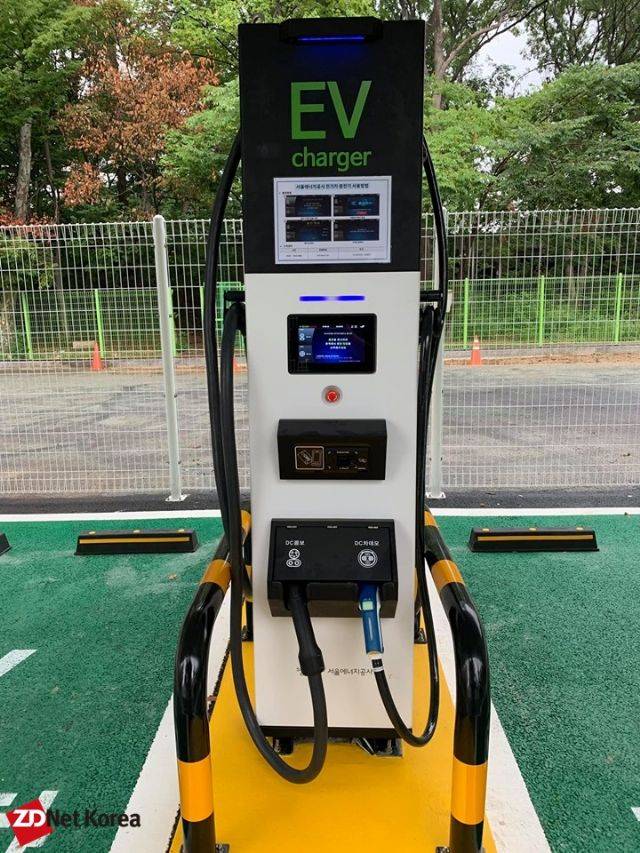 양재 수소충전소 부지 내 구축된 전기차 충전기. DC콤보와 DC차데모 충전 방식이 지원되는 차량을 충전시킬 수 있다. (사진=지디넷코리아)