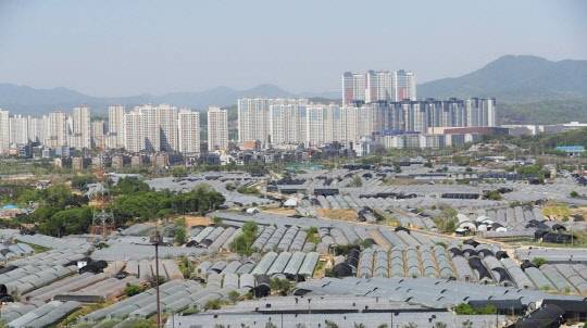 25일 개정된 세법에 따라 3기 신도시 이면 도로변 주택의 양도세 부담이 커져 은퇴고령자의 고민이 깊어질 전망이다, 사진은 고양 창릉동 일대 전경.<연합뉴스>
