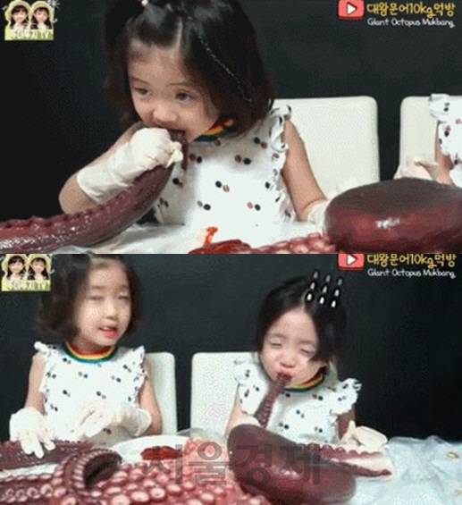 인기 유튜브 채널 뚜아뚜지TV에서 논란이 된 ‘대왕문어 먹방 영상’ 캡처. 현재 영상은 지워진 상태다.