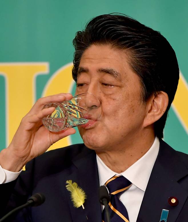 △물 먹는 아베…아베 신조 일본 총리가 3일 도쿄 언론협회에서 열린 7개 정당 토론회에 참석해 물을 마시고 있다.[사진=AFP제공]