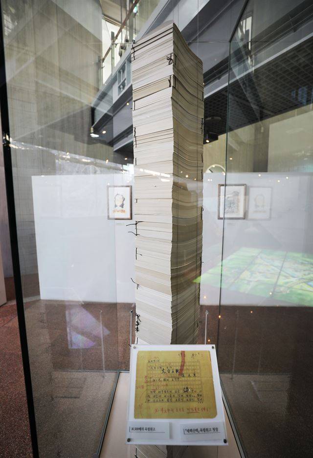 태백산맥 문학관에 들어서면 사람의 키를 넘는 육필 원고에 놀란다.