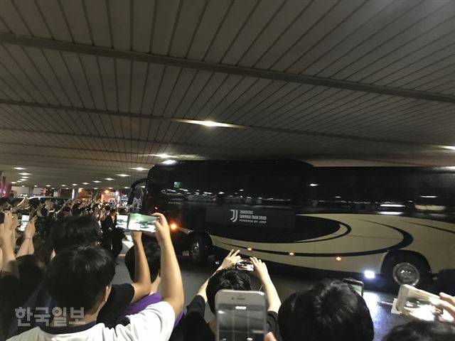 팀 K리그와 유벤투스의 친선경기가 열린 26일 서울월드컵경기장에 들어서고 있다. 버스가 도착한 시각은 경기 시작 예정시간이 지난 오후 8시4분이었다. 주소현 인턴기자