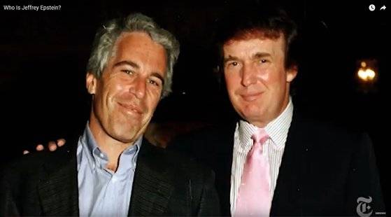 제프리 엡스타인과 도널드 트럼프 대통령이 1990년 파티장에서 어울리는 모습. [뉴욕타임스]