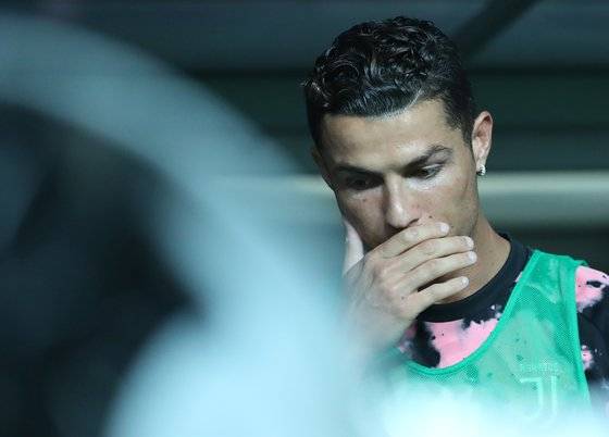 팀 K리그와 친선경기에서 줄곧 벤치만 지키다 물러나 물의를 빚은 크리스티아누 호날두. [연합뉴스]