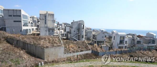 방치된 예래단지 공사장 시설물. 연합뉴스