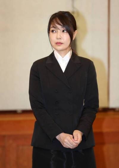 윤석열 신임 검찰총장 부인 김건희씨가 지난 25일 청와대 본관에서 검찰총장 임명장 수여식 시작을 기다리고 있다./사진=뉴시스