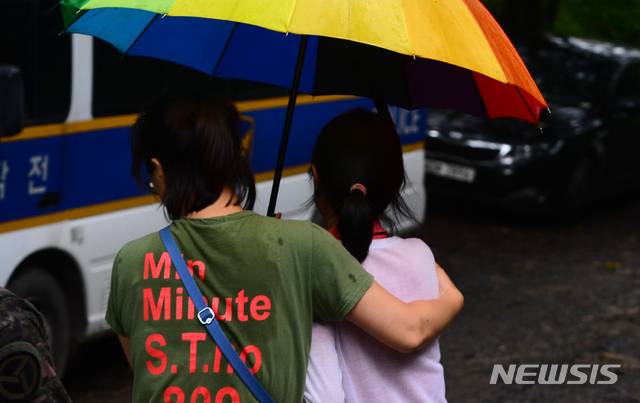 【청주=뉴시스】 인진연 기자 = 지난 23일 충북 청주에서 실종된 여중생 조은누리(14)양의 가족이 25일 수색작전을 지켜보다 탈진해 차량으로 이동하고 있다. 2019.07.26inphoto@newsis.com