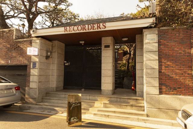 시현하다 사진관 입구. 손님들은 친구 집에 놀러가는 기분으로 사진관에 방문하곤 한다. / 촬영 = 레코더즈