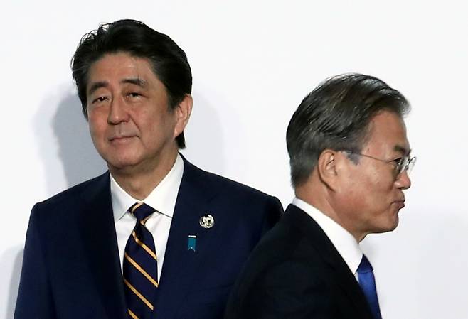 문재인 대통령(오른쪽)과 아베(왼쪽) 일본 총리./사진=뉴스1