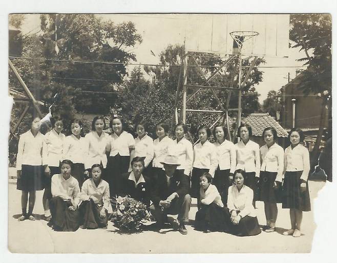 1948년 6월 이화여중 교정에서 열린 런던 올림픽 대표선수 환송식을 마친 뒤 박봉식(아랫줄 왼쪽 3번째)이 함께 대표선수로 출전하는 이상훈 이화여중 농구코치를 비롯한 친구들과 기념촬영을 하고 있다. 농구원로 박정숙 네이버 블로그 mystoryhistory 제공
