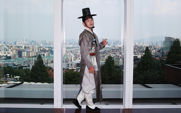 ‘중요무형문화재 제57호 경기민요 이수자’이자 ‘세계적인 난봉꾼’ 이희문(43). 갓을 벗으면 가발에 하이힐을 신는 전통 소리꾼. 제10회 문화소통포럼(CCF)에 한국 측 대표로 선정되어 활동했다./사진=이태경 기자