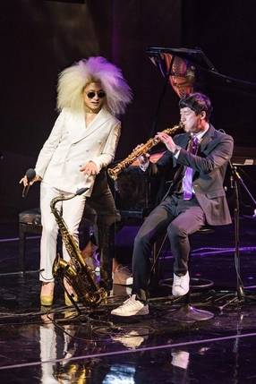 이희문의 시그니처 복장. 산만한 가발에 킬힐을 신고 재즈 연주에 맞춰 민요를 부른다.