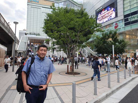 도쿄 신주쿠(新宿)역 앞에 서 있는 김경묵 교수