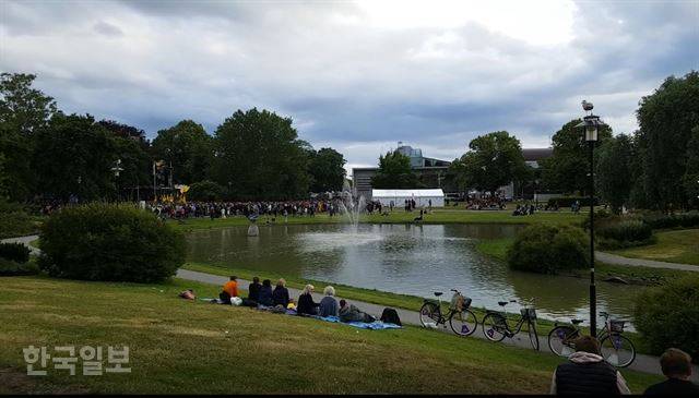 정치축제의 장이 된 알메달렌 호숫가. 저녁 7시 연설을 앞두고 2시간 전부터 좋은 자리를 잡기 위한 미묘한 눈치싸움이 벌어진다. 박지연 기자