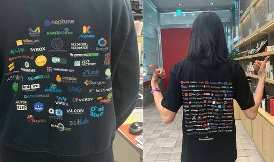 카카오벤처스(구 케이큐브벤처스)가 데모데이마다 제작하는 티셔츠. 등에 대표 패밀리(투자처) 로고가 새겨져있다. 2014년(왼쪽) 42개사에서 2019년(오른쪽) 98개사로 5년 만에 56개사가 늘었다. [사진 카카오벤처스]