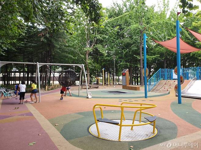 서울 성북구 창의어린이놀이터 벌집어린이공원에 아이들이 모래밭에서 물놀이를 하고 있다. / 사진=김지성 인턴기자