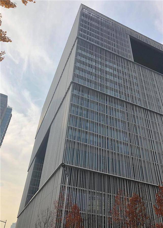 건물의 외벽에 추가 기둥으로 치장하여 예술적 요소를 덧붙였다.