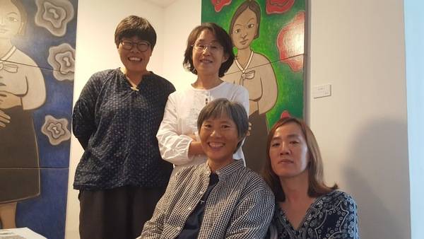 왼쪽부터 ‘평화바람 부는 여인숙’ 운영진 임재은·장미애·오두희씨와 자원봉사자 권현숙씨. 사진 박임근 기자