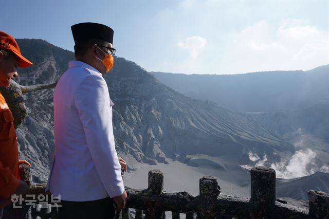 리드완 카밀(오른쪽) 인도네시아 서부자바 주지시가 29일 나흘 전 분출한 탕쿠반 프라후 분화구를 살펴보고 있다. 름방=고찬유 특파원
