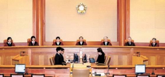 유남석 헌재소장과 재판관들이 낙태죄 위헌 여부 선고를 위해 지난 4월 11일 오후 서울 재동 헌법재판소 대심판정에 앉아 있다. [뉴스1]