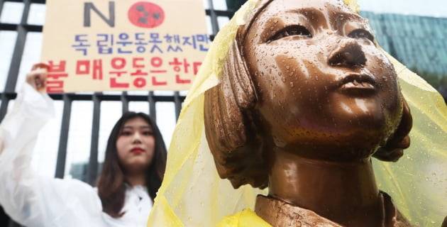 2019년 7월 26일 경기 의정부시의 부용고, 송현고, 의정부고 등 6개 고등학교 학생들이 26일 서울 종로구 옛 일본대사관 앞에서 '일본산 제품 불매운동 동참 선언 기자회견'을 했다. 한 참가 학생이 소녀상 뒤로 "독립운동은 못했지만 불매운동은 한다"는 손팻말을 들고 있다. 사진=연합뉴스