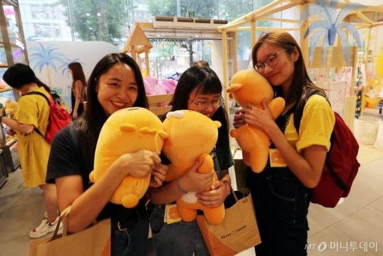 3일 오후 서울 마포구 홍대 카카오프렌즈매장에 관광객들은 비롯한 방문객들로 붐비고 있다. / 사진=임성균 기자 tjdrbs23@