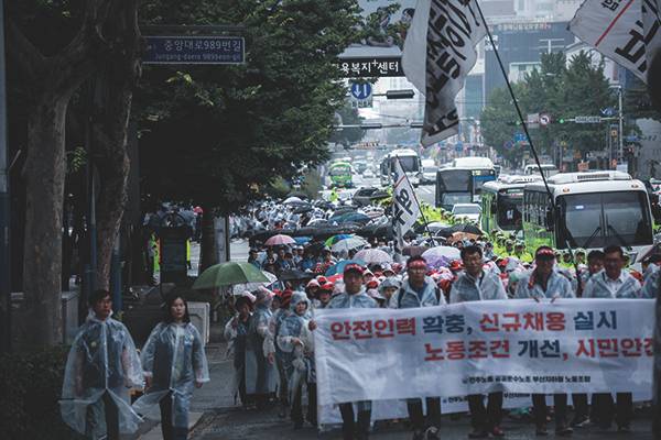 ⓒ부산지하철노동조합 제공 7월10일 부산시청 앞 광장에서 열린 ‘부산지하철노조 파업 출정식’에서 조합원들이 행진을 하고 있다.