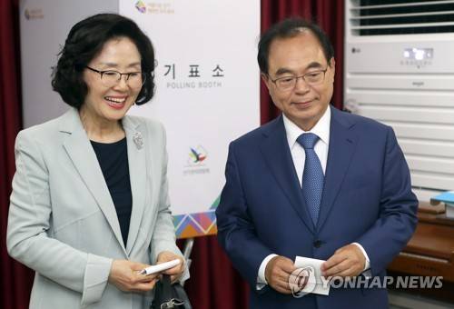 오거돈 부산시장 부부 [연합뉴스 자료사진]