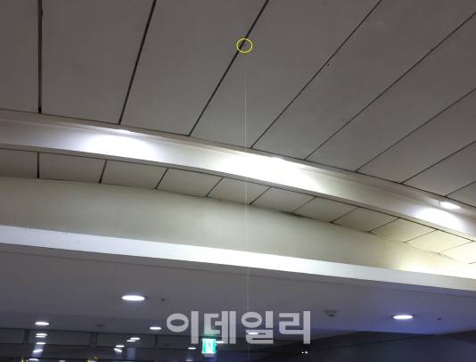 31일 오전 9시30분께 김포공항 지하 통로 천장에서 물이 새고 있다. (사진 = 이종일 기자)