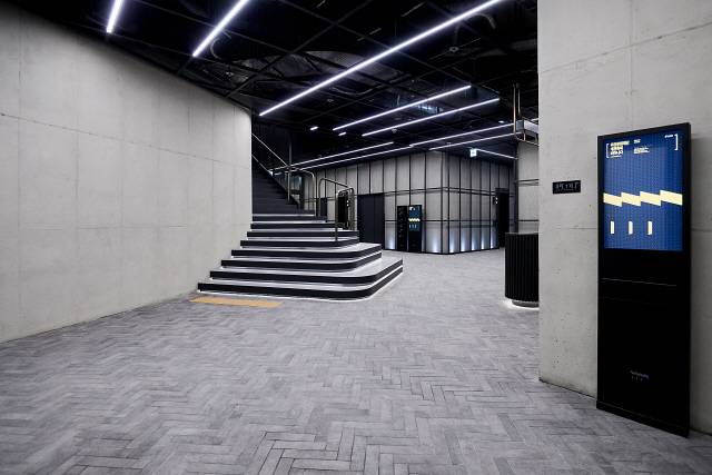 1층 로비. 공장이 많았던 지역 특성을 살려 천장을 노출로 설계하고 벽도 공사 현장 느낌이 나도록 했다. /사진제공=우란문화재단