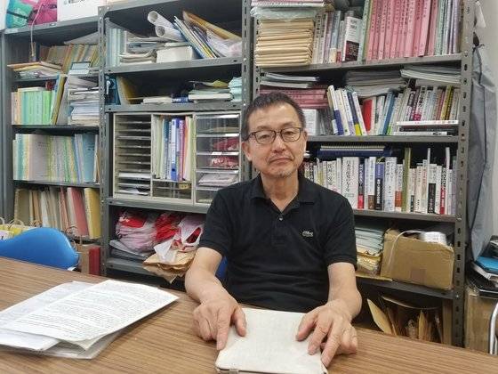 20년 넘게 신일본제철을 상대로 강제징용 피해배상 소송을 이끌어온 야노 히데키 사무국장이 31일 중앙일보와 인터뷰를 하고 있다. 그는 '강제연행·기업 책임추궁 재판 전국 네트워크' 사무국장을 맡고 있다. [윤설영 특파원]